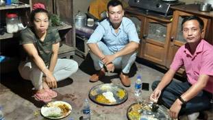 जमीन पर बैठी मीराबाई चानू की दिल जीतने वाली तस्वीर देखकर भी कुछ लोगों को पेटदर्द हो गया