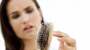 कोरोना की वजह से क्यों झड़ने लगे ज्यादा बाल! जानिए...