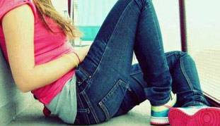 जींस पहनने पर दादा और चाचा ने मारकर नदी में फेंक दिया, कहना आसान है कि गलती लड़की की थी!