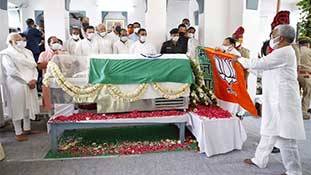 कल्याण सिंह के शव पर तिरंगे के ऊपर बीजेपी के झंडे ने दो नजरिये पेश किये हैं! कल्याण सिंह के शव पर तिरंगे के ऊपर बीजेपी के झंडे ने दो नजरिये पेश किये हैं!