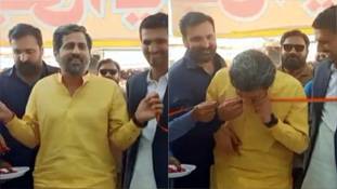 एंकर ही नहीं पाकिस्तान के ये मंत्री भी हैं फनी, उद्घाटन में कैंची छोड़ दांत से काट दिया फीता