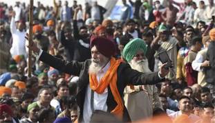 नेताओं के सड़कों पर बैठने से किसानों की लड़ाई कमजोर तो नहीं होगी?