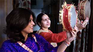 Karva Chauth 2021: धर्म की सरहदें तोड़ता करवा चौथ का आकर्षण... Karva Chauth 2021: धर्म की सरहदें तोड़ता करवा चौथ का आकर्षण...