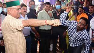 हाथों पर कोड़े लगवाकर छत्तीसगढ़ सीएम अंधविश्वास को बढ़ावा ही दे रहे हैं!