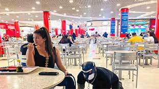 पत्नी मोह में गधे, बंदर-भालू के बाद पति नाम की प्रजाति कुत्ता बन जाए तो हैरत कैसी?