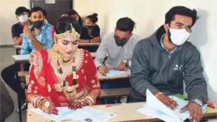 दुल्हन को लाल जोड़े में परीक्षा देते देख लोगों को हंसी क्यों आ रही है? दुल्हन को लाल जोड़े में परीक्षा देते देख लोगों को हंसी क्यों आ रही है?