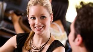 डेट पर जाने वाली लड़कियों को बिल पेमेंट खुद करना चाहिए, ये हैं 5 वजह