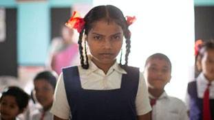 स्कूलों में टीचर्स छात्राओं को दो चोटी बनाकर आने को क्यों कहती हैं?