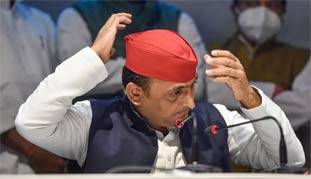 अखिलेश यादव के चुनावी वादे बचकाने साबित कर दिए गए