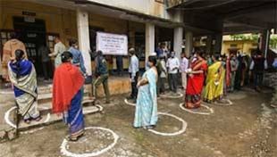 तिलिस्मी यूपी की सियासत में सर्वे और भीड़ छलावा, ईवीएम पर ही पत्ते खोलती है जनता तिलिस्मी यूपी की सियासत में सर्वे और भीड़ छलावा, ईवीएम पर ही पत्ते खोलती है जनता