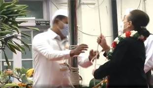 सोनिया गांधी पर गिरा कांग्रेस ध्वज, सोशल मीडिया ने इसे महज घटना नहीं माना