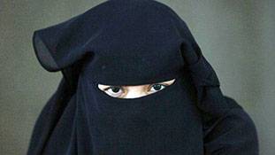 छात्रा-पुलिस-कैडेट्स की वर्दी में हिजाब पहनने की अनुमति नहीं, केरल सरकार का फैसला सही या गलत?