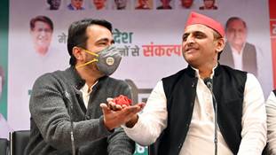 क्या अखिलेश यादव, वीपी सिंह के 'जादुई लिफ़ाफ़े' जैसा करिश्मा 'लाल पोटली' से दोहरा पा रहे हैं?