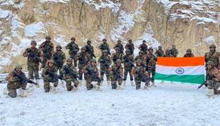 चीन के प्रोपेगेंडा वीडियो की भारतीय सेना ने निकाली हवा, तिरंगा फहरा कर तोड़ा 'भ्रम'