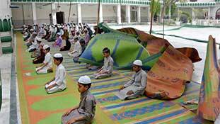 Namaz In Karnataka School: स्कूल के घंटों में धर्म का अड़ंगा फिर भारी विरोध...