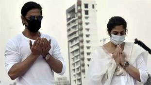 लता मंगेशकर का अपमान क्यों करेंगे शाहरुख खान? सवाल उठाने वालों की सोच ज्यादा घटिया है!