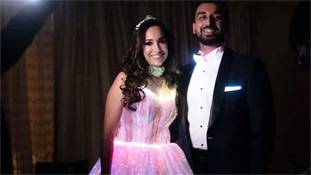 इस भारतीय दुल्हन ने अपनी शादी में LED गाउन पहनकर सारे मिथ्य खत्म कर दिए हैं!