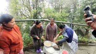 ममता बनर्जी ने momo बनाया है फिर Twitter पर चटनी बनी, तीखी और खट्टी!