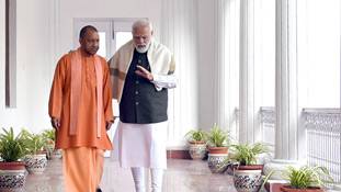 लखनऊ-दिल्ली में योगी-मोदी का अलग-अलग मीडिया के सामने आना क्या संकेत है?