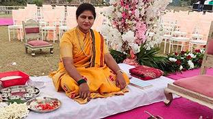 यूपी की महिला पंडित श्रुति शास्त्री ने करवाईं 75 शादियां, पुजारी सुनकर सिर्फ पुरुष मत सोचना
