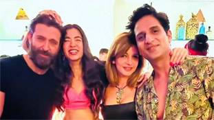 ऋतिक रोशन और सुजैन खान अपने नए साथियों के साथ एक ही फ्रेम में, यानी बवाल!