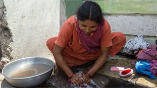 पतियों के अंडरवियर धोना पत्नियों का 'फर्ज' कैसे हो गया?