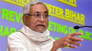 Nitish Kumar संभले नहीं तो बीजेपी उन्हें 'लालू-राबड़ी' बना डालेगी!