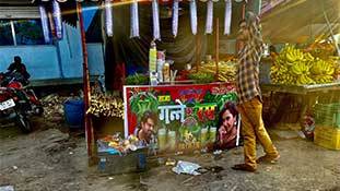 जूस के ठेले पर टंगा एक पोस्टर, अक्षय-सलमान का भविष्य और बॉलीवुड के डूबने की पूरी कहानी!