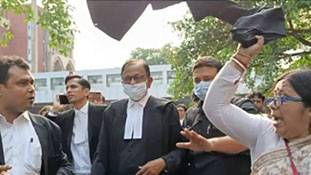 कांग्रेस बनाम कांग्रेस: जब चिदंबरम को कांग्रेस लीगल सेल के वकील कहने लगे 'दलाल-दलाल' कांग्रेस बनाम कांग्रेस: जब चिदंबरम को कांग्रेस लीगल सेल के वकील कहने लगे 'दलाल-दलाल'
