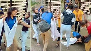 गुंडई अगर लड़कों का काम है, तो डिलीवरी गर्ल को पीटने वाली इन गुंडियों के बारे में क्या कहेंगे?