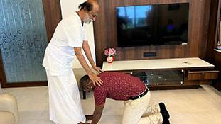 रजनीकांत के पैरों पर पड़ा ये शख्स बहुत बड़ा फिल्ममेकर है, यूं गिरने की वजह भी कम मामूली नहीं!