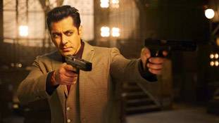 कार और फोन नहीं संभाल पाने वाले सलमान खान को हथियार देना लोगों की जान के साथ खिलवाड़ है