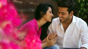 किस तरह लड़के प्यार के नाम पर अपनी प्रेमिका की जिंदगी को कंट्रोल करते हैं?