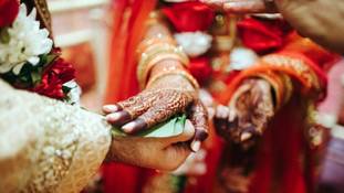 गुजरात के दो अनोखे मामले- एक में पति महिला है और दूसरे में 'मान' नहीं रहा!