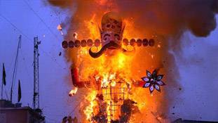 चुनाव से पहले खतरे में आने वाला लोकतंत्र, उसके खत्म होते ही मजबूत कैसे हो जाता है?