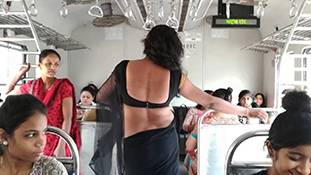 अलग-अलग रंगों वाली एक दुनिया सफर करती है मुंबई लोकल में