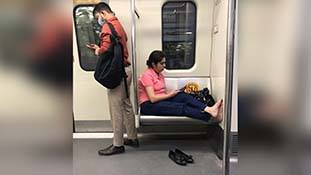 मेट्रो में लड़की दो सीटों पर अकले बैठी और लड़का खड़ा रहा, इसे क्या कहेंगे?