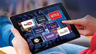 दर्शकों की पसंद बना ओटीटी अब उनके कठघरे में भी खड़ा है...