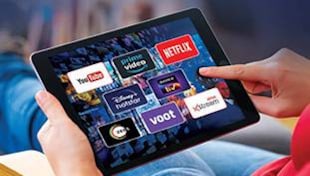 दर्शकों की पसंद बना ओटीटी अब उनके कठघरे में भी खड़ा है... दर्शकों की पसंद बना ओटीटी अब उनके कठघरे में भी खड़ा है...