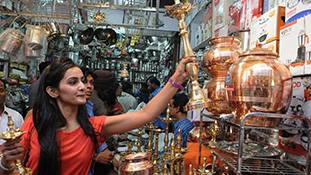 किसी महिला को खर्चीली का टैग देने पर उसके साथ कैसा व्यवहार होता है?