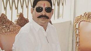 अपराधियों को संसद-विधानसभा भेजने वालों से संविधान सवाल कर रहा है