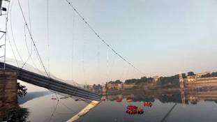 मोरबी का झूलता पुल, जिसे 'झूला पुल' बना देने की खतरनाक रवायत बन गई थी