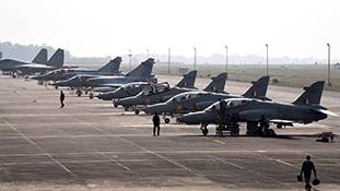 घटते लड़ाकू विमानों के स्क्वाड्रन, बढ़ती चुनौतियां: 2-फ्रंट वॉर के लिए IAF कितनी तैयार?