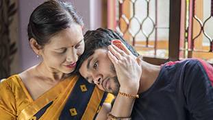 बच्चे की हर गलती के लिए हम मां को दोष क्यों देते हैं?