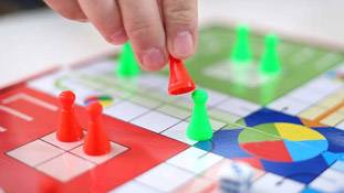 लूडो में खुद को हारने वाली औरत द्रौपदी नहीं, शकुनी है...