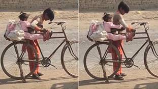 छोटी बहन साइकिल से ना गिरे, भाई ने जो जुगाड़ किया वह सुपर हीरो ही सकता है!