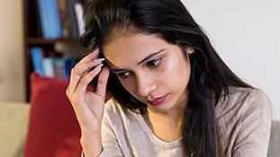 सिंगल रहने वाली महिलाओं को जज क्यों किया जाता है?