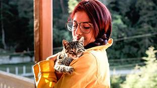 भरे बाजार में आज बाबू कहकर आवाज क्या लगाई, कुछ इधर गिरे कुछ उधर