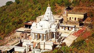 सम्मेद शिखरजी को धर्म के लिए रहने दें, तफरीह के लिए जगहें कम हैं क्या?