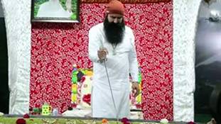 तलवार से केक काटते राम रहीम ने कानून, न्यायपालिका के मुंह पर बिना आवाज का तमाचा जड़ा है!